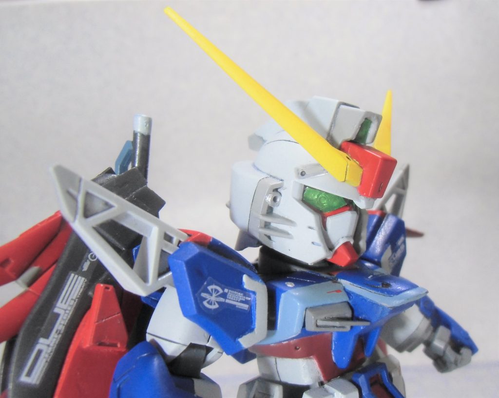 目は内部ディティールが見えるようにしたかったので、円形ディティールを埋め込み、蛍光グリーンで塗装した透明プラ板を貼り付けました。