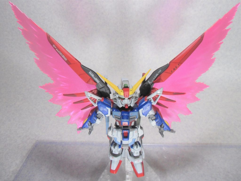 光の翼を展開するとこんな感じです。HGのエフェクトパーツですが、SDサイズだと十分な大きさだと思います。