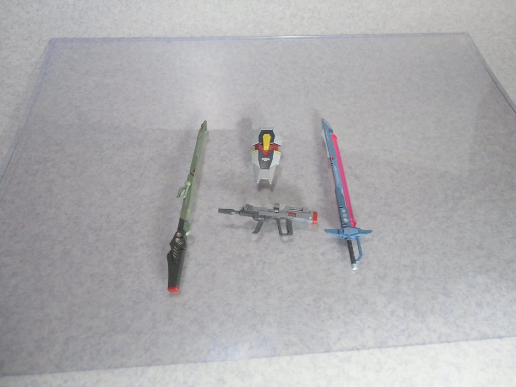 武装はこんな感じです。ディティールアップの手段として色数を増やすというのを知ったので、なるべく多く塗り分けるようにしました。