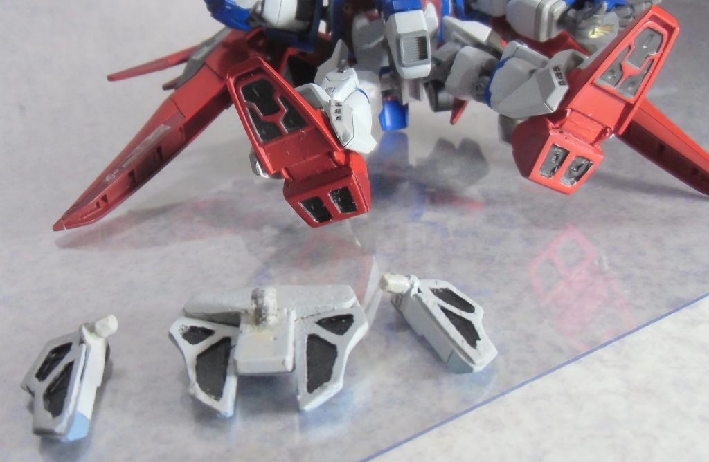 足裏とスカートアーマーの裏打ちにも挑戦しました。綺麗に切れなくてぼこぼこですorz