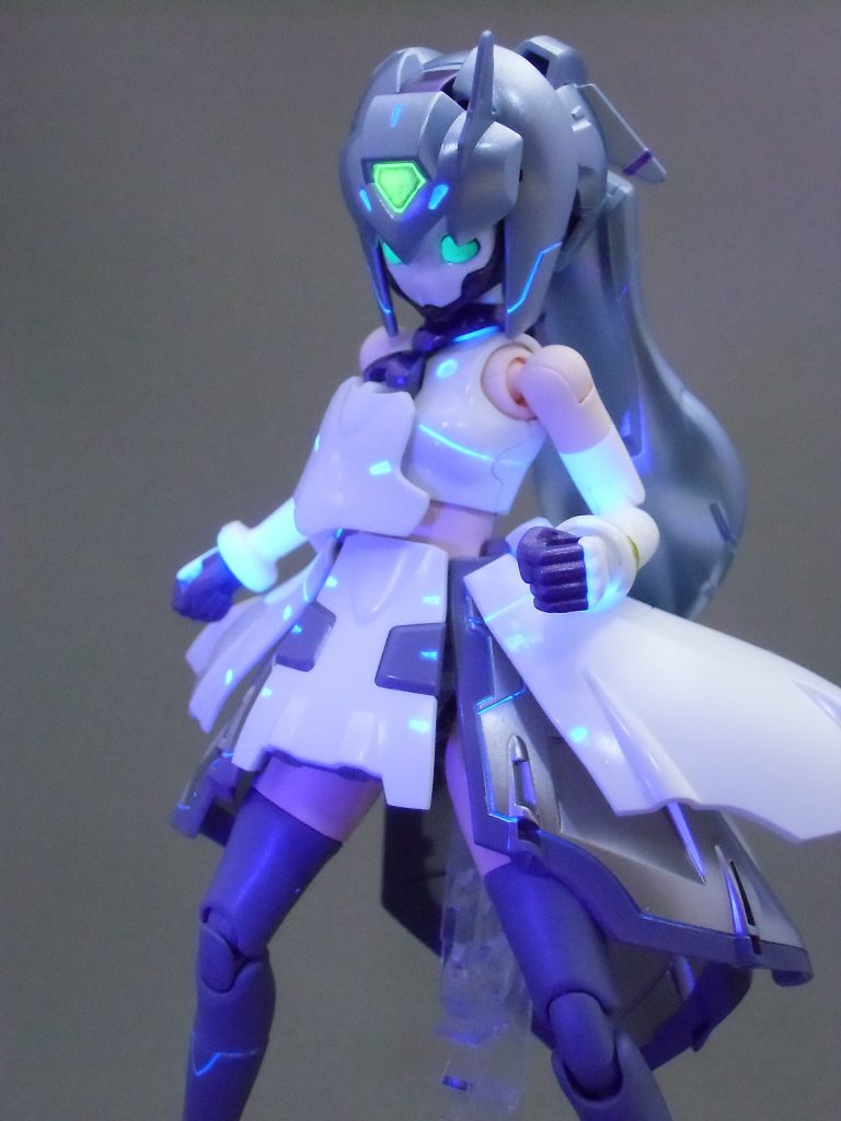 目、額と、凹部スミ入れ部分は蛍光塗料と使っています