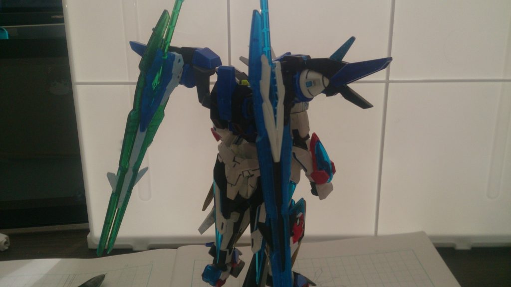 さらっと正面背面。ダブルオースカイの肩、アンテナ、バックパック、レガースを使用しました。