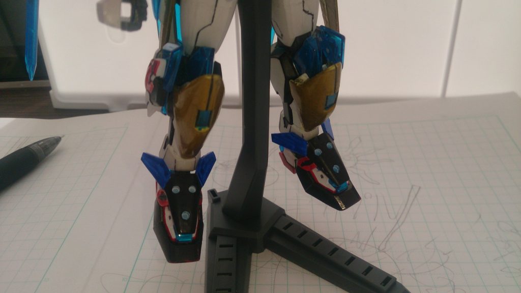 レガースは凡庸性を持たせる為に、パーツ差し替えでレガース装備状態と、未装備状態に出来ます。