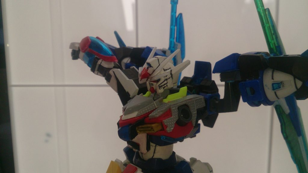 胴体は内部フレームから作り直しをし、バーニング系の最大の弱点の肩の外れやすさを、ポリキャップに変更して解決しました。これにより可動域も増えました。

胴体には装甲、クリアパーツを追加し、塗装未です。色が決まらんのだ…………

アンテナは折れてしまい、ダブルオースカイの物を使用。カミキの物とミキシングし、取り外し可能にしました。