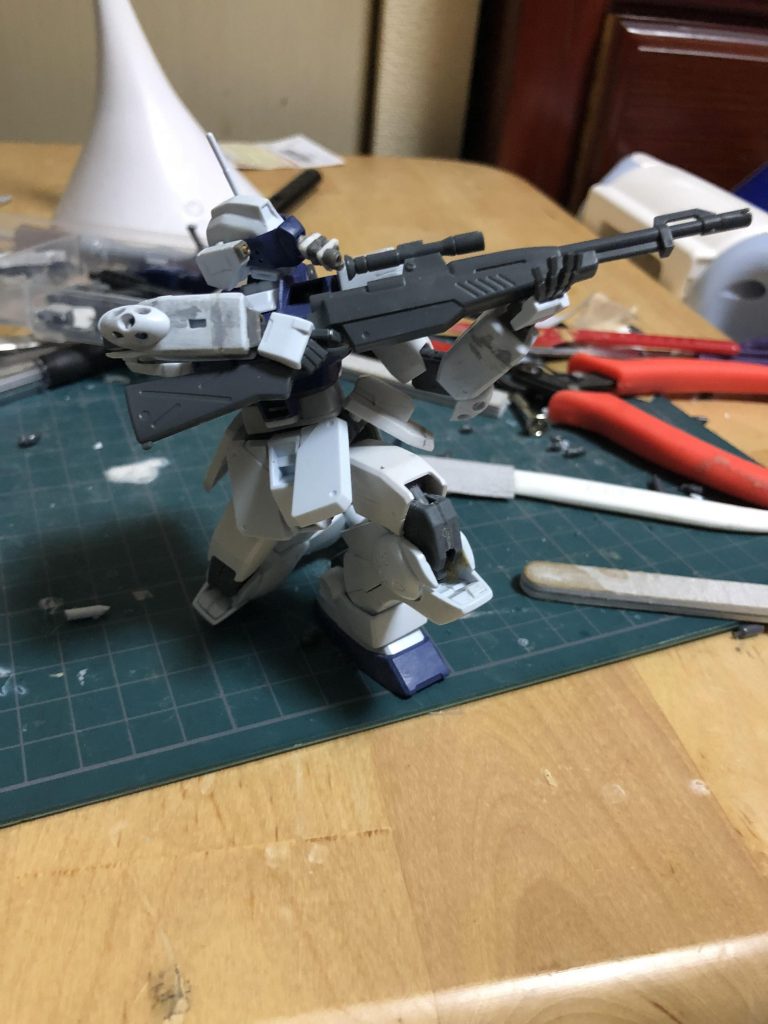 HGUCジムスナイパーⅡの定番工作、及び、関節をアップグレードした事により可動域が拡大しました。