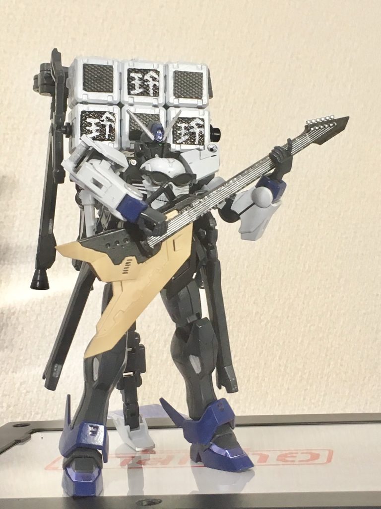 ギブソン FlyingV 50th AnniversaryをモチーフにTakが作り込んだプラモデル製ギターがメイン武装。
ゲスト参加のB'zの為にゲームマスターが特例措置として、リアルのフライングVの音源をサンプリングしてGBN内でも忠実にその音を再現してます。
更にコクピット内も改装が加えられ、操縦桿以外にこれもまた実器を忠実に再現したフライングVが増設されてます。まさにファイヤーバルキリーのギター型操縦桿みたいな感じ。