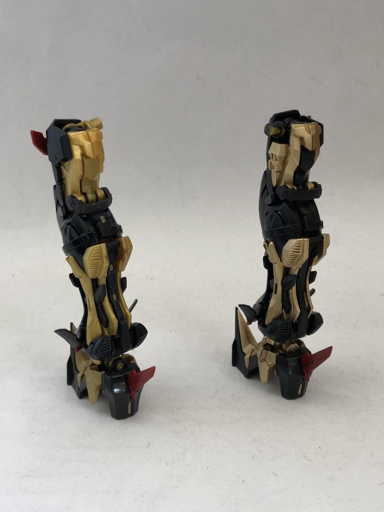 左脚未塗装、右脚全塗装金色の部分を塗るだけでも仕上がりがかわりますね〜