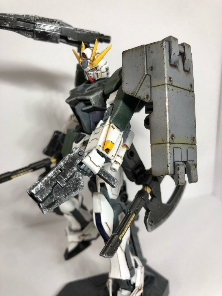 現地調達したレトロチックなショルダーシールド！