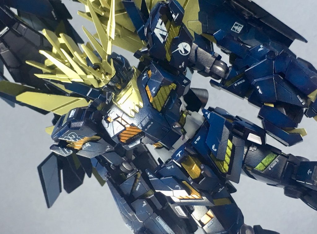 サイコフレームにはグリーンスタッフワールドさんの「カメレオンカラー・バーニングゴールド」を使用。角度により色調が変化します。