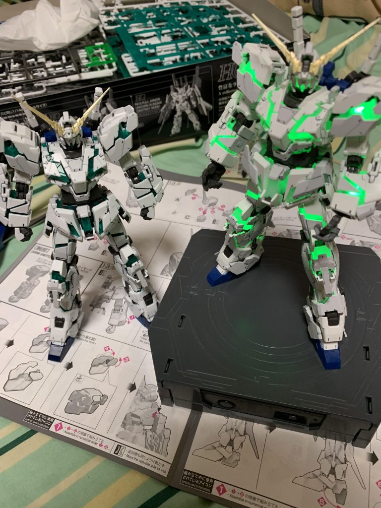 ガンダムベースの非可動モデルとの比較。
こうやって見ると非可動の方が肩のサイコフレームが映える作りになってますね。