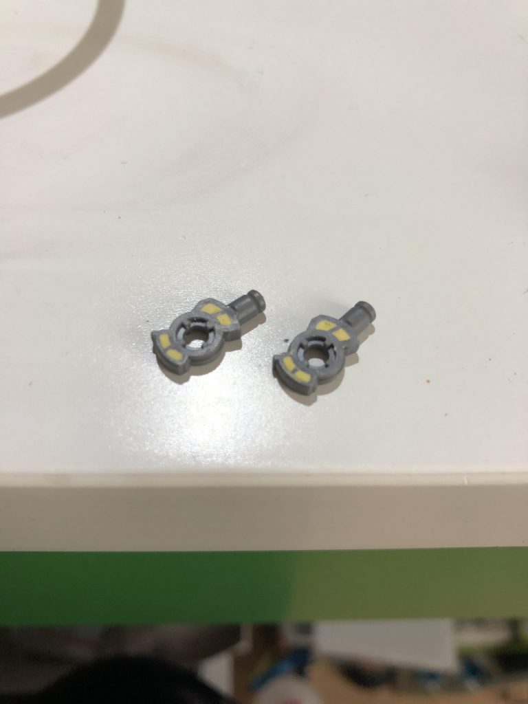 腕間接の肉抜きはパテ埋めしました。