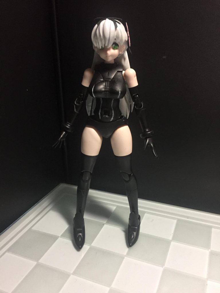 キャストオフ
改造箇所としては頭部はモビルドールサラのフェイスと前髪にパテ、胸部と太腿にダイバーナミのパーツを使っています