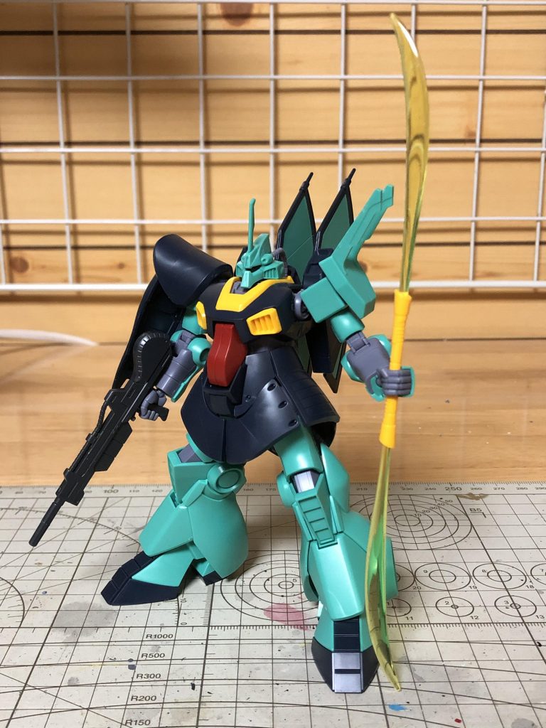 パチ組み状態。
スジ彫りの追加とプラ板を少し貼ったのみ。
デカールも貼りたかったのですが、時間がなかったので今回は見送りました。
3機目をいつ作るかは不明笑