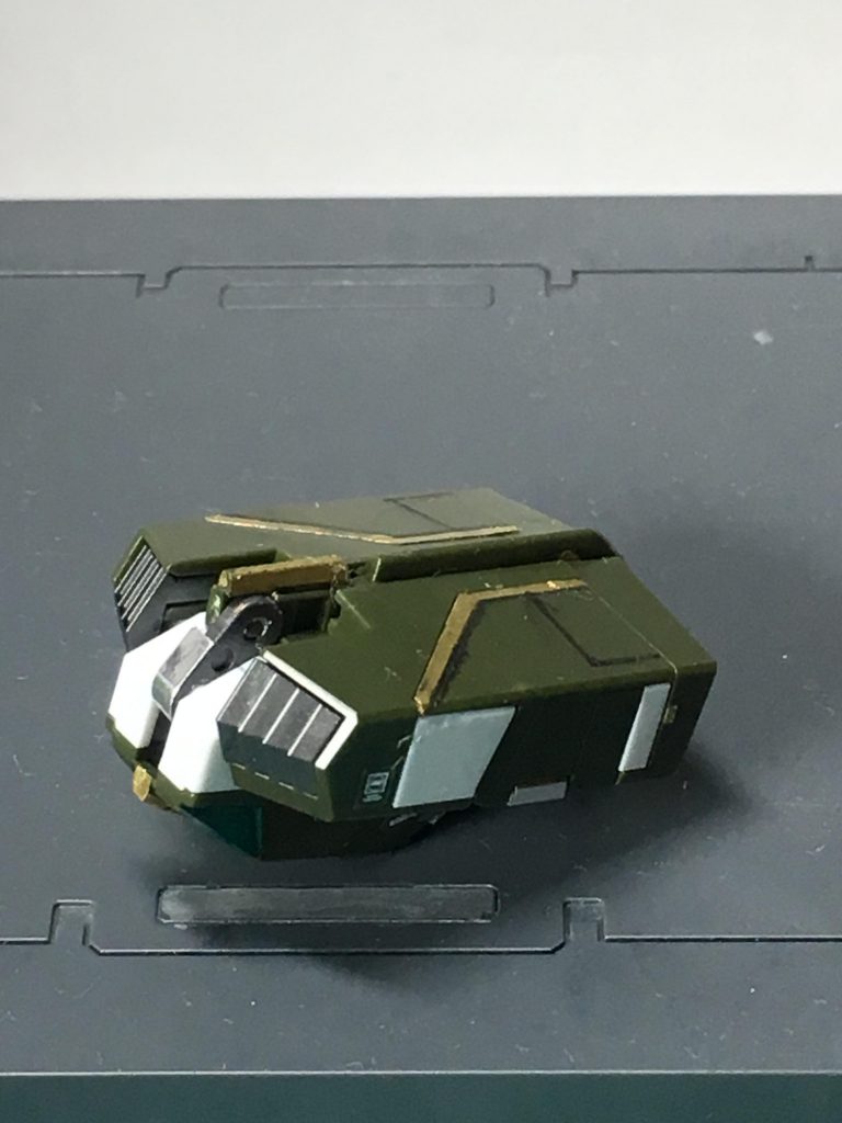 機首の可動軸も同様に銀シールを貼りました。