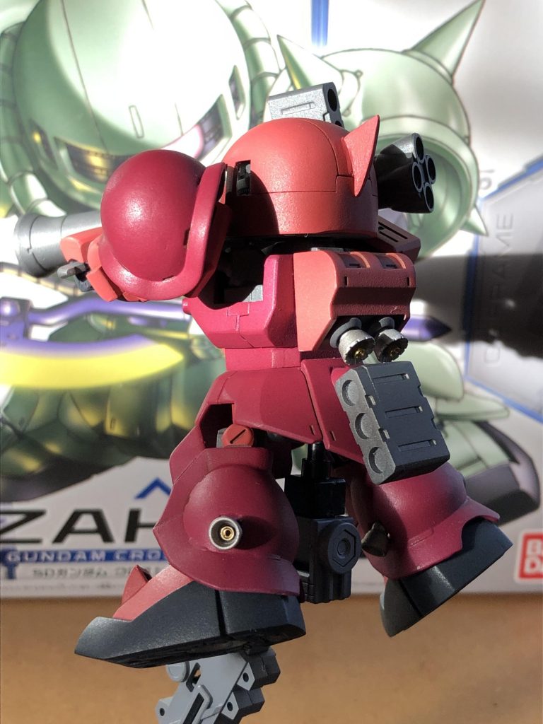 カラーリングはMr.カラーのシャアピンク、シャアレッド、ファントムグレーを使用し、ピンク部は赤みを増して塗装。デカールは余り物を使用。