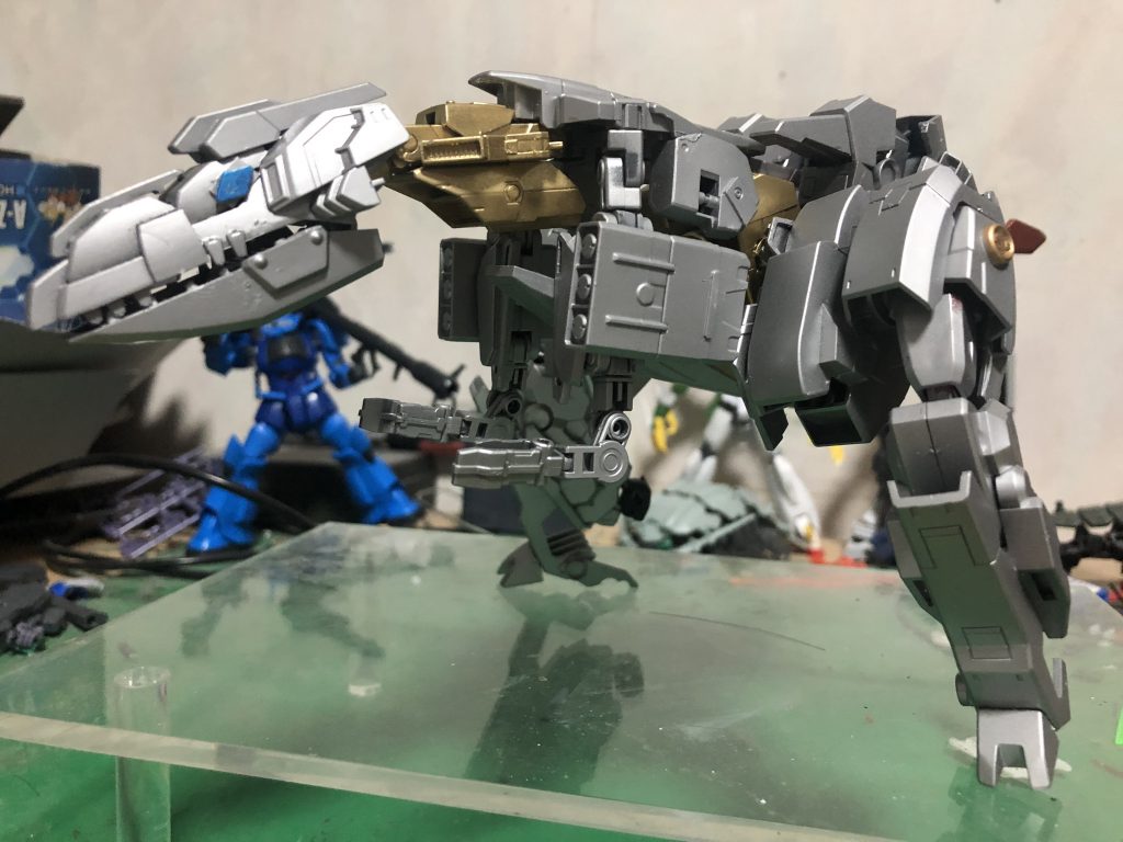 グリムロックと言えばの恐竜モード
このバトルモードでは最近の恐竜の姿勢になる様にしてます