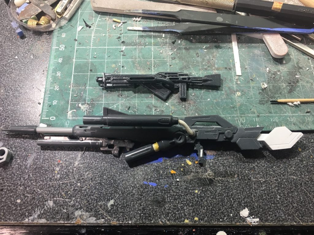 武器は素組みのモノが全く気に入らなかったので、HGガーベラのビームライフルを好みのアレンジを加えて製作しました。