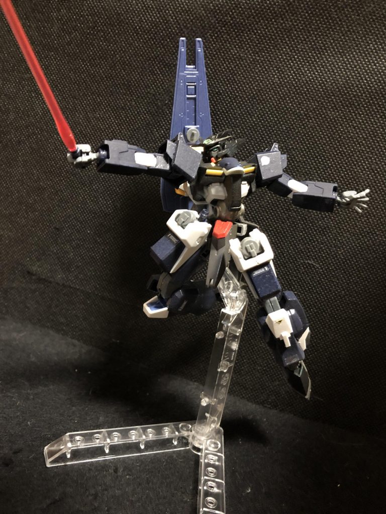 ビームサーベルは、太ももに収納。また、バッテリーパックを2つ装着しています。なんのバッテリーかは考えていません。