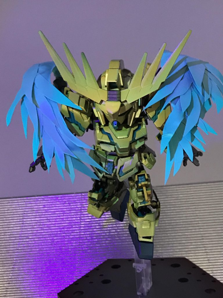 ブラックライトで羽も発光するようにしてます