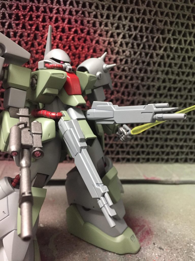 腰部大型ビームキャノン/フロントアーマーを廃し，ロングバレルの強力なビームキャノンを装備．