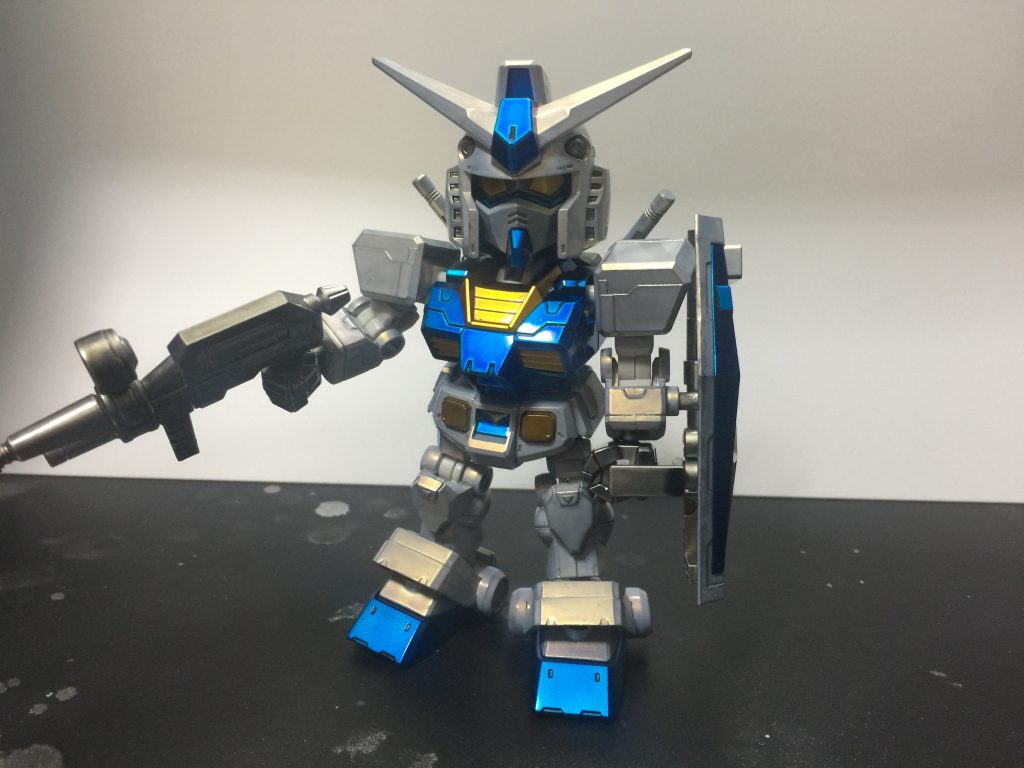 使用塗装はガイアノーツのクリアカラーシリーズを使っています。
白はクリアホワイト。
青はクリアブルー。
黄色部分はクリアイエローとクリアオレンジを混色。
ライフル・手はクリアブラックにクリアホワイトを足してメカブラック風に混色しています。
仕上げにクリアを軽く吹いています。