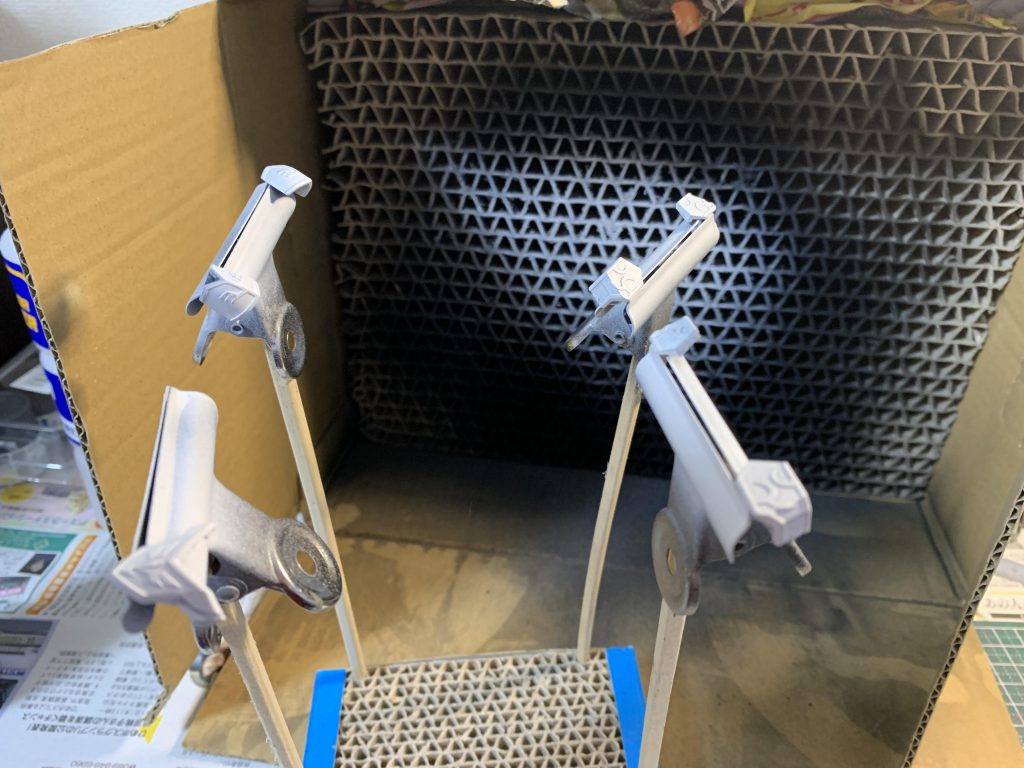 エングレービング部分は黒→白サフでまずは塗装