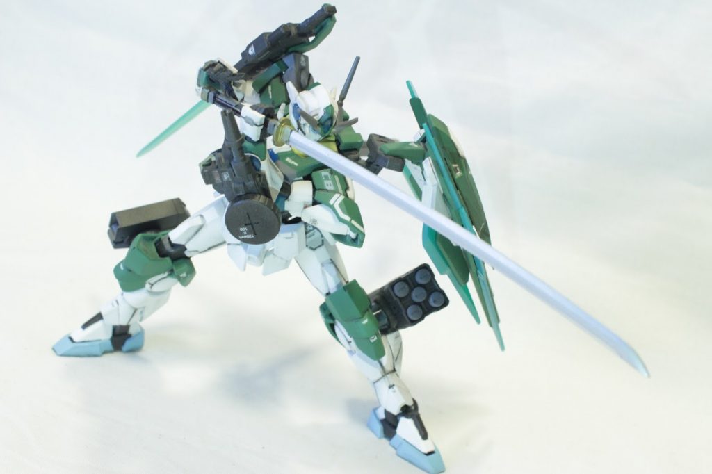 メイン武装はGN刀。鞘にGNコンデンサが仕込まれており、鞘に納めることで刀身にGN粒子を高速充填するという設定。