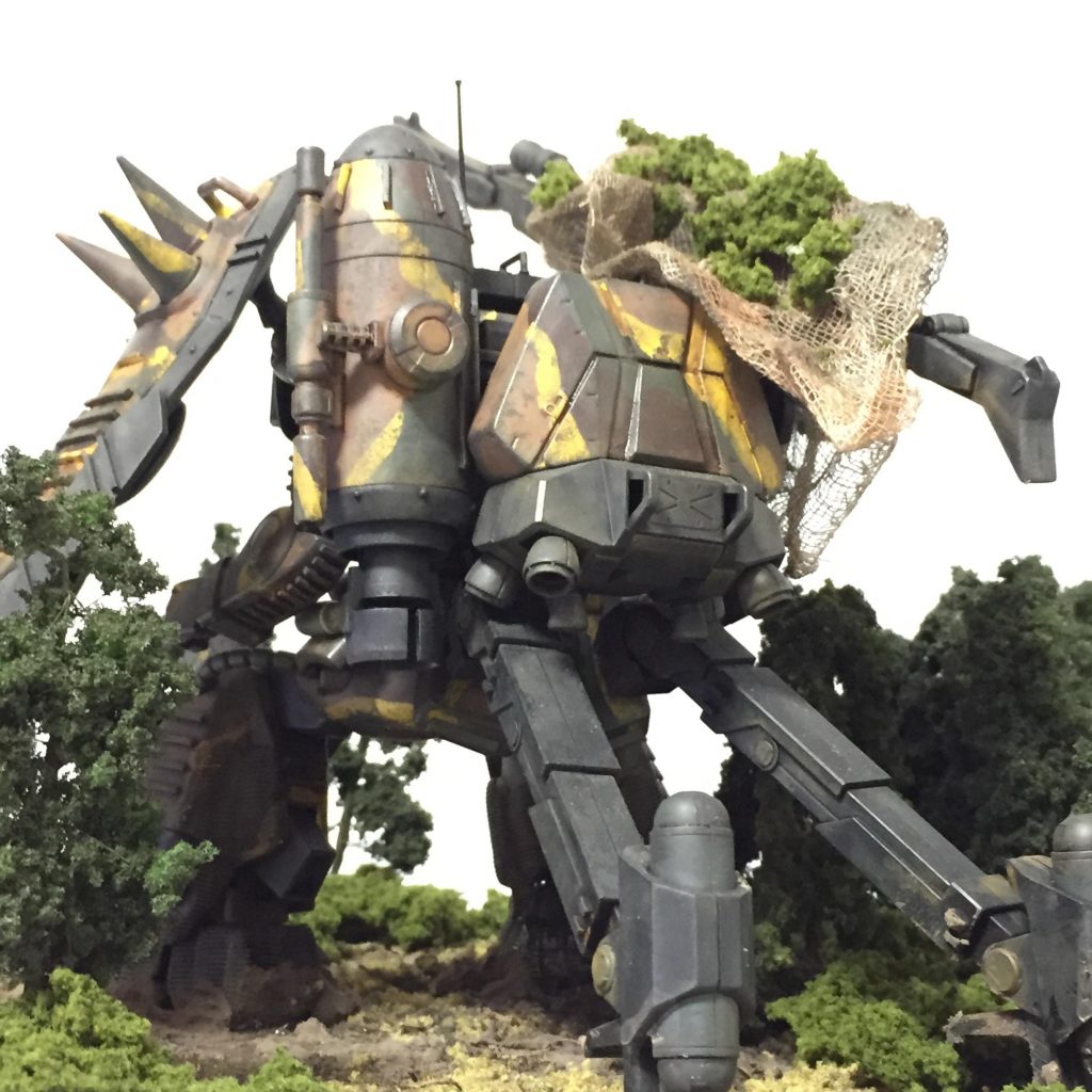 迷彩塗装もこの作品で初挑戦でした。この作品を作っていた頃にガルパンの映画がありまして、そこで知波単学園の戦車を見たときに こんなにカッコいい迷彩パターンがあったのか! と思いこの作品に試しに塗ってみました。本当に色々と私の゛初めて″が詰め込まれた作品でした。
この後ろ姿も圧巻で、自分で作っておきながら本当に自分で作ったのかこれ!?、ほんとの本当に自分の作品かコレェ!!?と興奮したものです(笑)