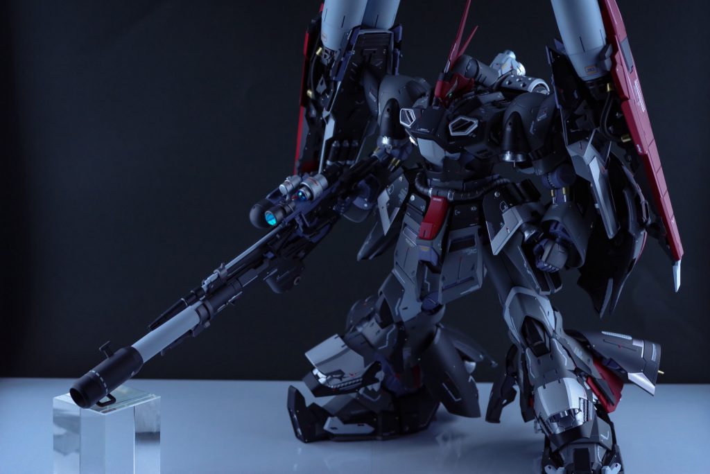 足をサザビーに変更し、腰を7mm首を2mm延長したことで等身が大きく上がってます