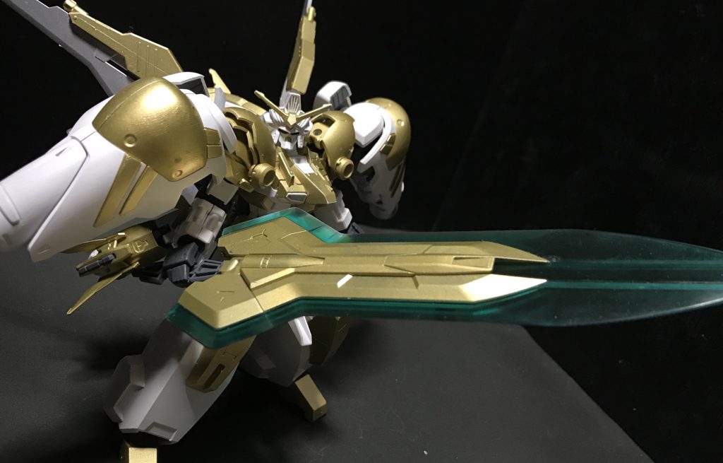 その他の武装は全て格闘武装となっております
まずは前回投稿した際に槍状の武装として使用していた武器を
大剣に変更した「バスターソード」
単に柄の部分をオミットして本体を金に塗装しただけなんですがねwww