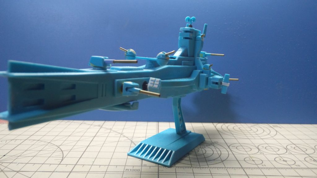 塗装前の状態。
艦橋は塗装後に接着するようにしました。
