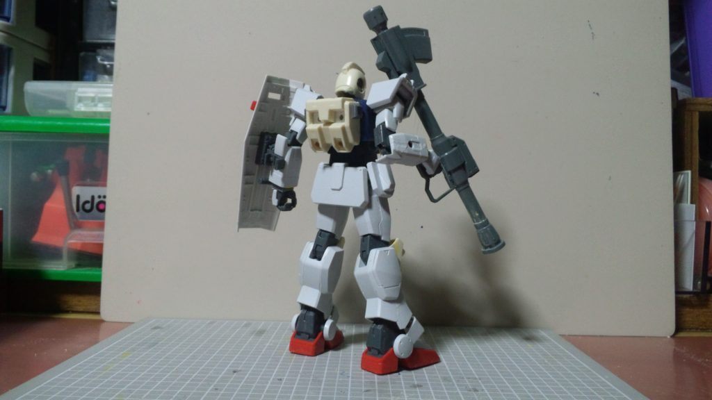 塗装前のリアビュー。
旧キットからのパーツ流用は胸部ダクト、腰部中央アーマー、膝、バックパックです。