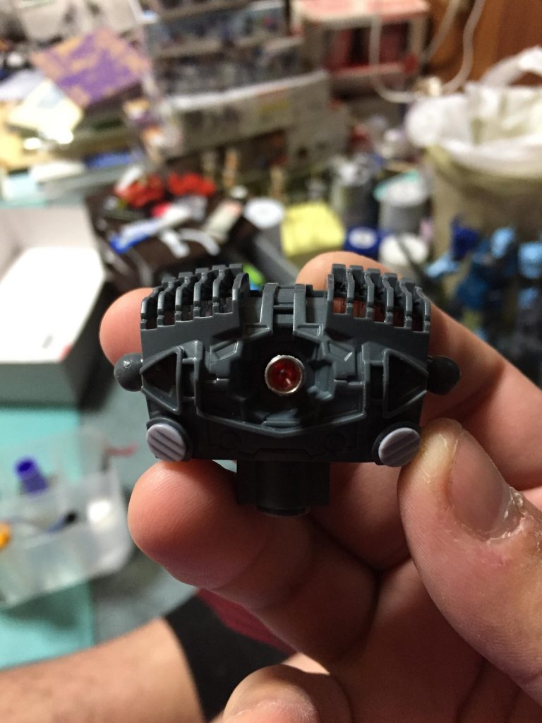 モノアイにメタルパーツを使ってみましたがサイズが少し小さかったため、あまり目立たなくなってしまいました…。