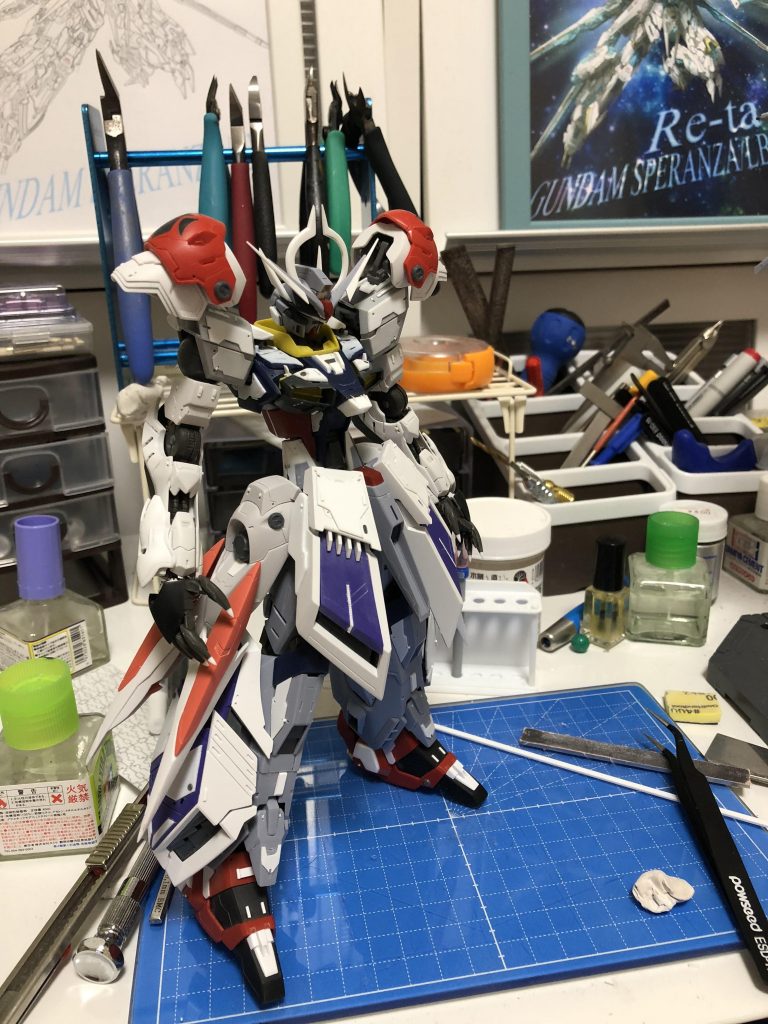 腕は1/100レクス、手先は1/144レクスのものを使用し全体大きさのバランスを整えています。