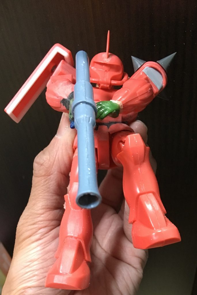 シールドを2mm角棒で厚み増し。左手が付きましたがこの時点ではまだ悩み中。。スパイクアーマーも延長改造。