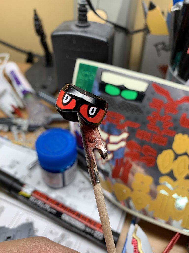 黄色目だけならほかのキットのシール持ってくればよかったのですがどうしてもやりたかった赤目はどのキットにも現状付属してないので、どうせだったらやるか!と色々調べながら5回ほどやり直してようやく及第点といったところですね笑