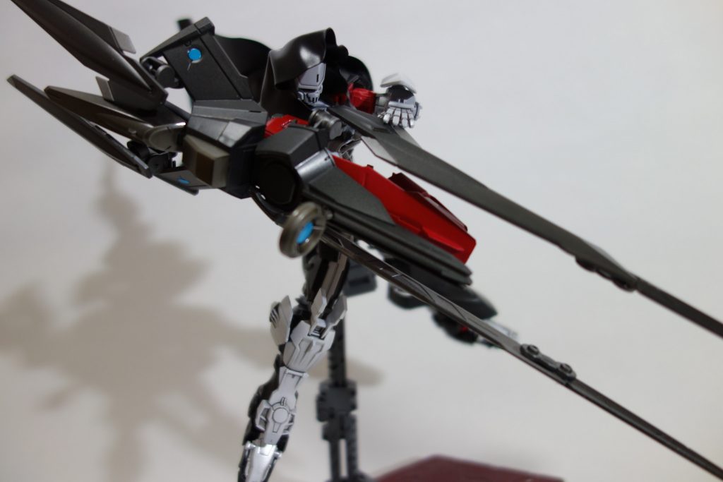 マントは磁石で付けているのである程度ポーズに合わせて動かせます