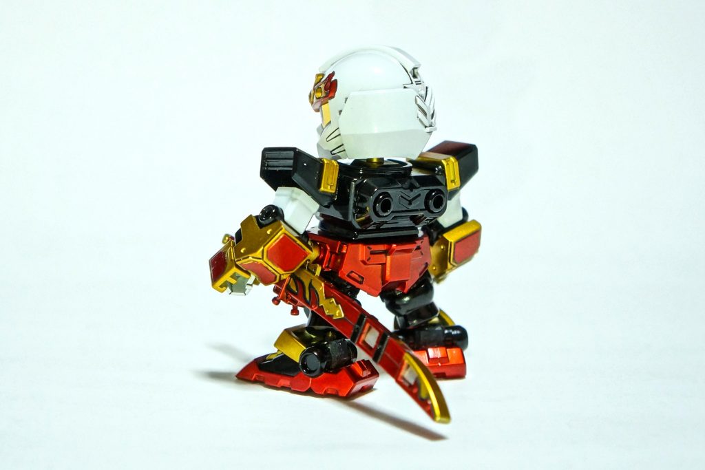 軽装モードは目立つ脚の背面肉抜きをパテで埋め、首を若干延長しました。
瞳以外はキャンディ系とブラック、ホワイトで塗装してます。