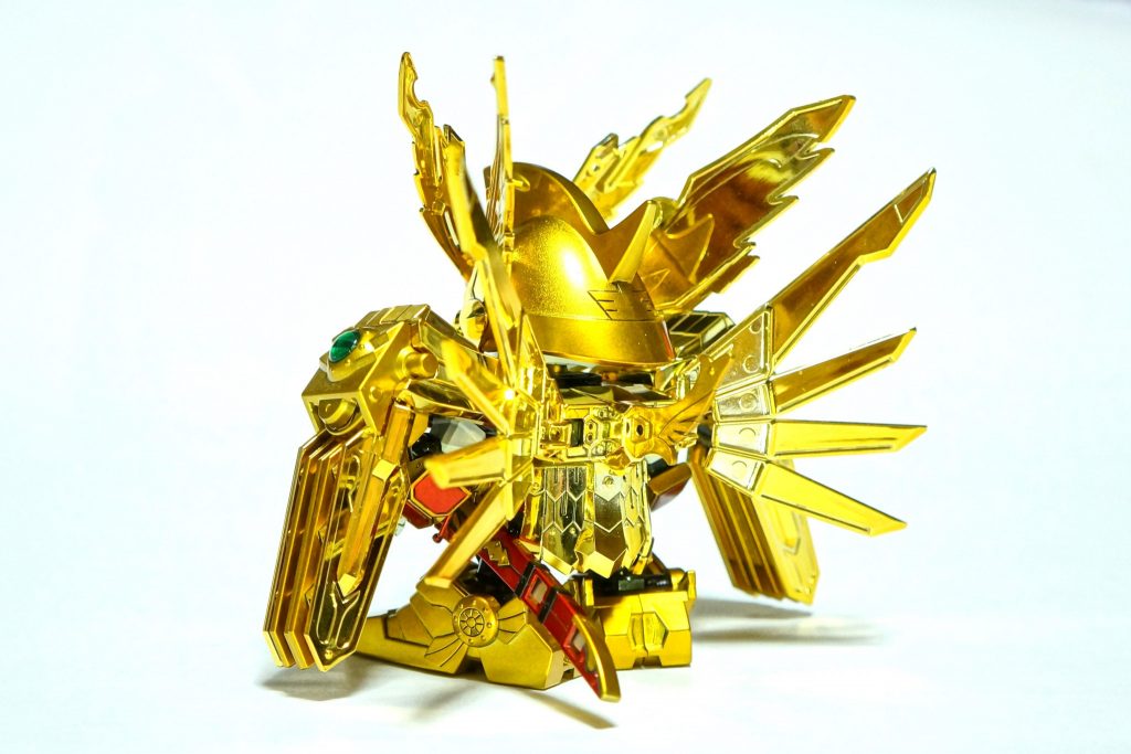 光の鎧は基本メッキは生かして部分塗装とスミ入れ、メッキではないパーツはゴールドのキャンディ塗装で
メッキ部となるべく違和感のないようにしました。
肩アーマーのスプリングギミックも生かしてます。