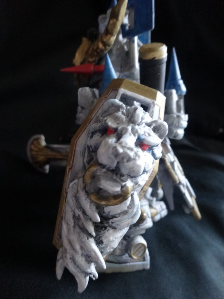 盾部獅子像はパテで複製