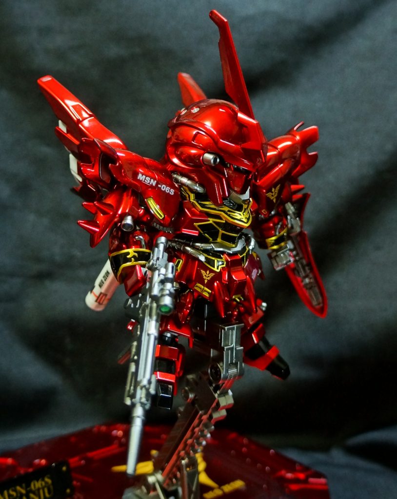 全体のレッドは高輝度なキャンディレッドで塗装、最後にウレタンクリアを吹いて磨いてます。