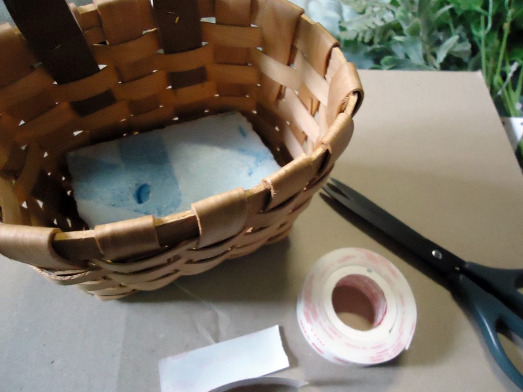 カゴに両面テープでスタイロフォームの切れ端を張り付けます。