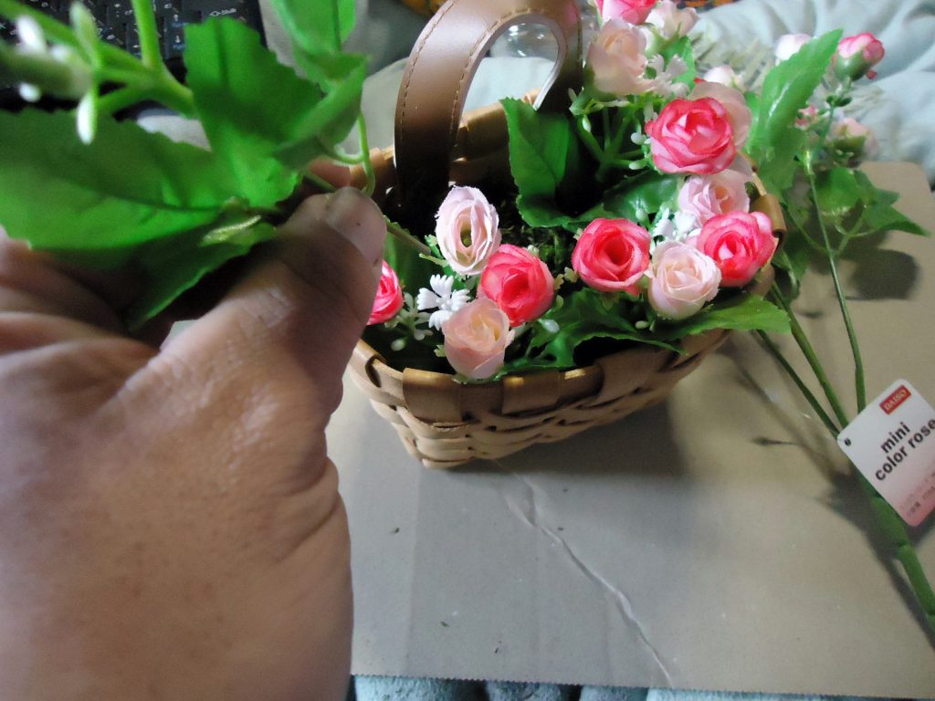 予めカットして置いた造花を塩梅を見ながらスタイロフォームに刺して固定します。