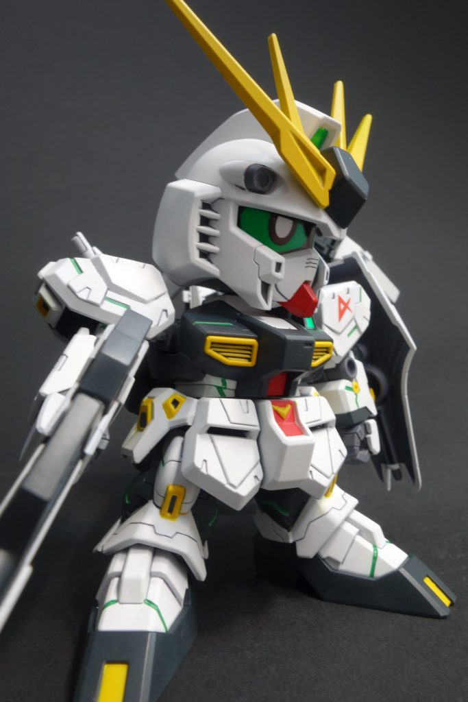 斜めから。バーニア内部等の黒色は最後につや消し黒フィニッシュを貼っています。初めて使いましたが、いいですね。