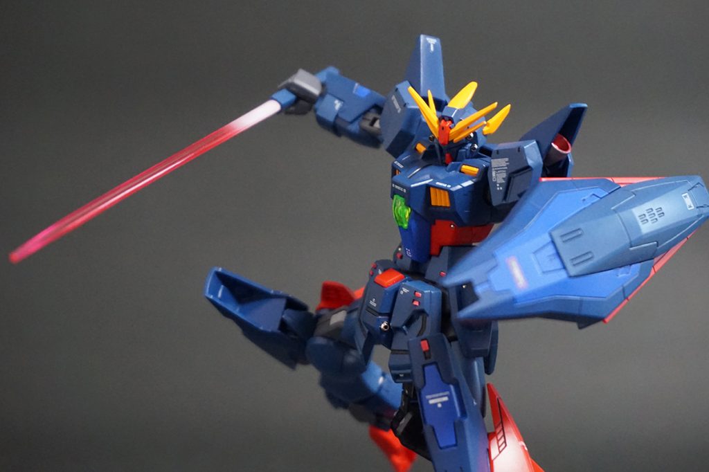 ビームサーベルを構えて