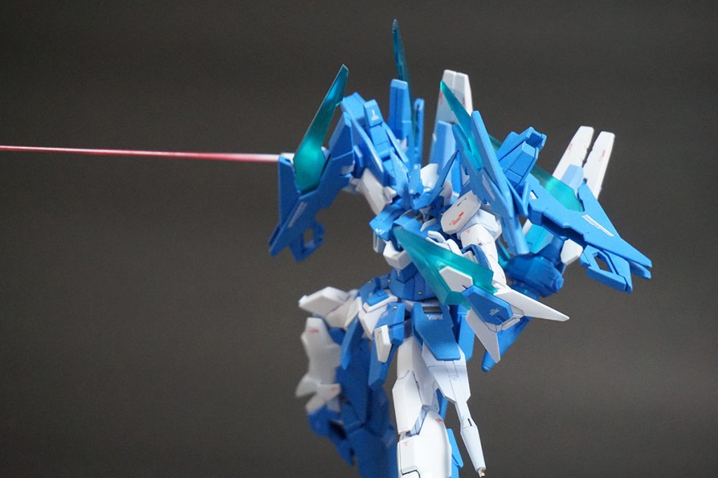 ビームサーベルを構えて