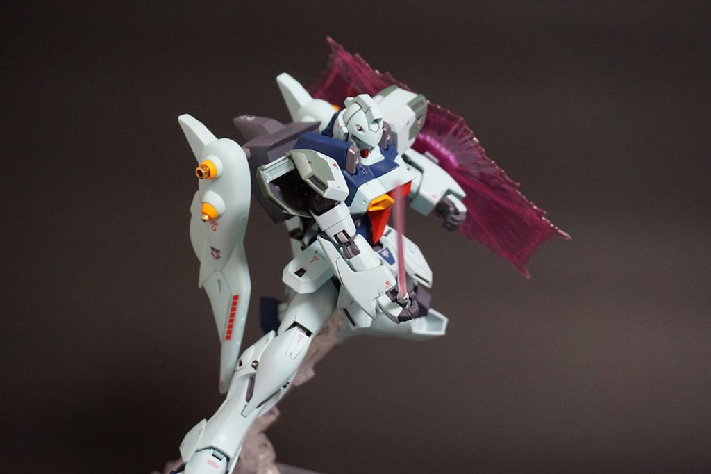 ビームサーベルを構えて