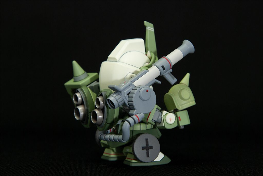 【後方_右】
右後方の砲はガンダムのバズーカにザクマシンガンの弾倉を付け、さらにそれにBB戦士のザクの顔の動力パイプを刺して背中に連結してます。