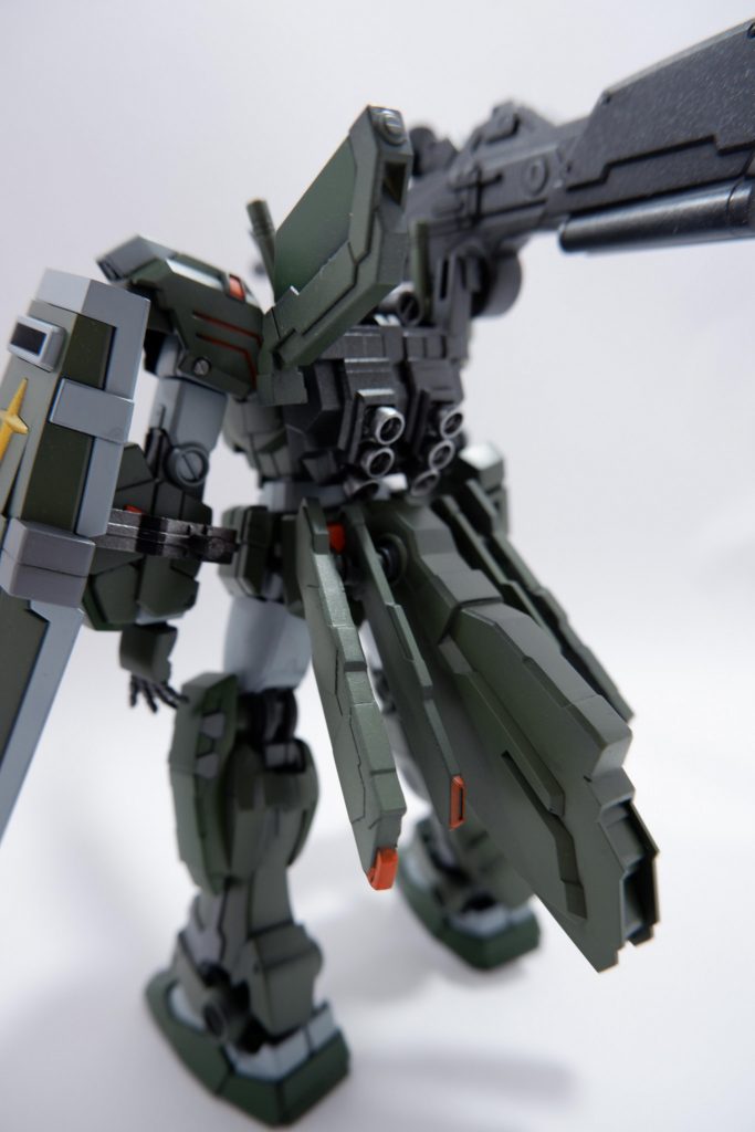緑はクレオスの523草色と525緑色、グレーは73エアクラフトグレーと13ニュートラルグレー、オレンジはガイアのピュアオレンジを使用。武器関節はガンダムカラー05の連邦関節色で塗装。