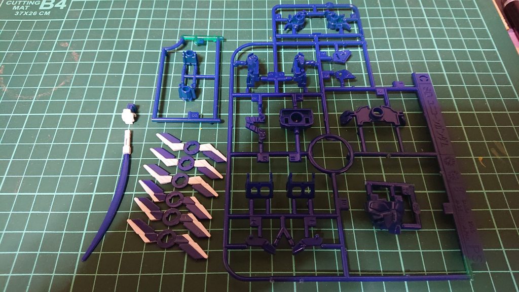 サイコフレームのみブルーで塗装し、ホワイトが欲しい所ゎ部分で塗装しました‼️